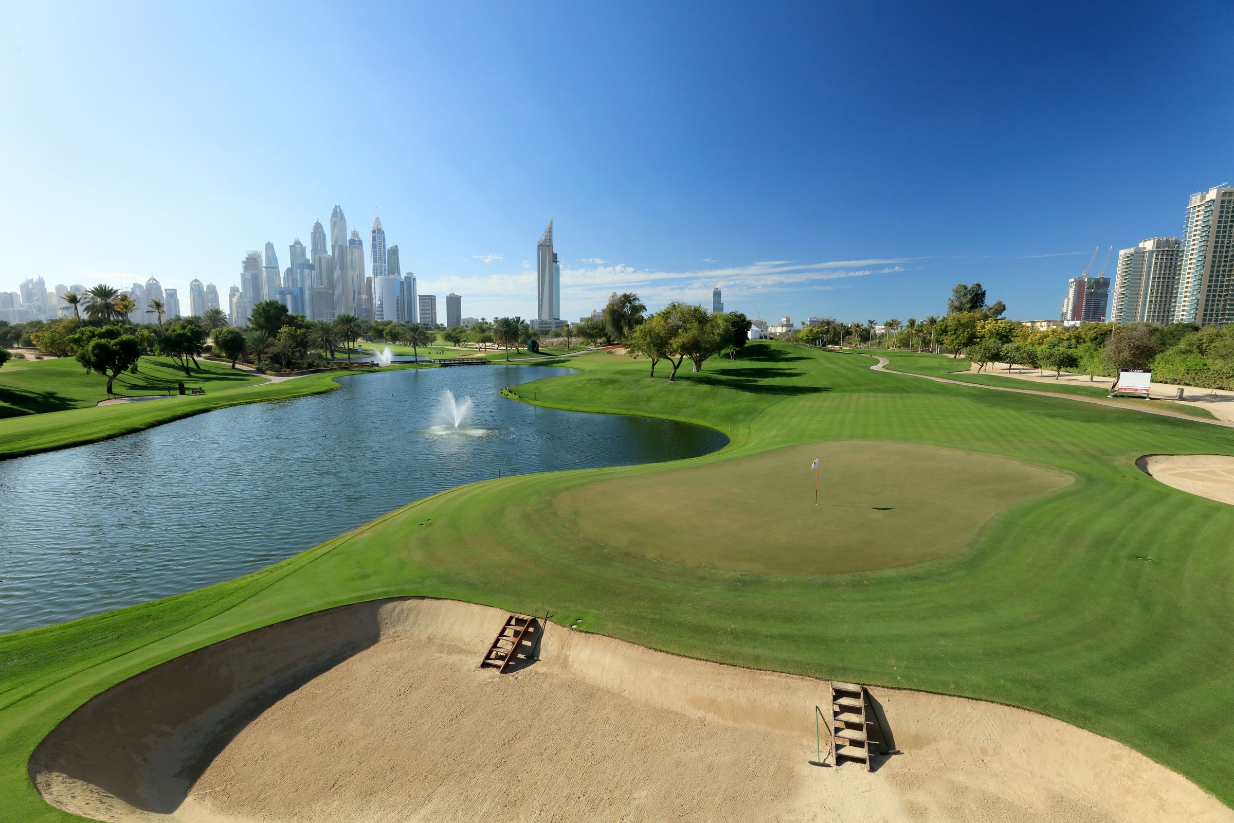 Поля в дубае. Гольф клуб Дубай. Эмиратес гольф. Emirates Hills Golf. Emirates Golf Club Dubai.